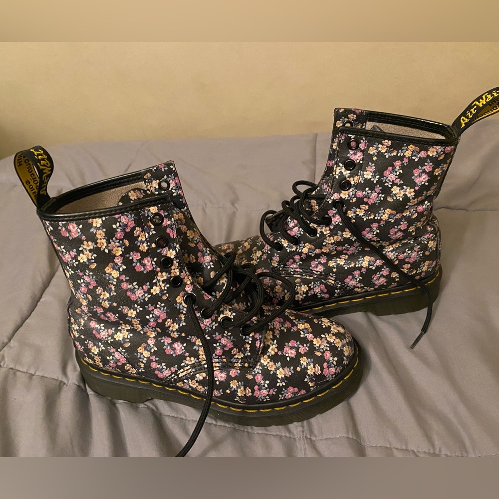 Dr martens boots.. purple floral print.. size US6 , not in original box!